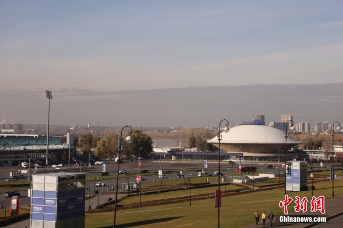 当地时间10月20日，俄罗斯喀山大街上悬挂着金砖峰会条幅。金砖国家领导人第十六次会晤将于2024年10月22日至24日在俄罗斯喀山举行。<a target='_blank' href='/'>中新社</a>记者 盛佳鹏 摄